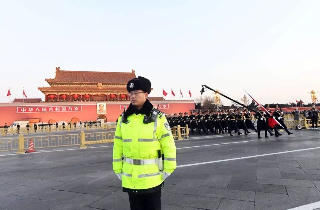 公安部交通安全微发布：忠诚护卫 | 交管镜像