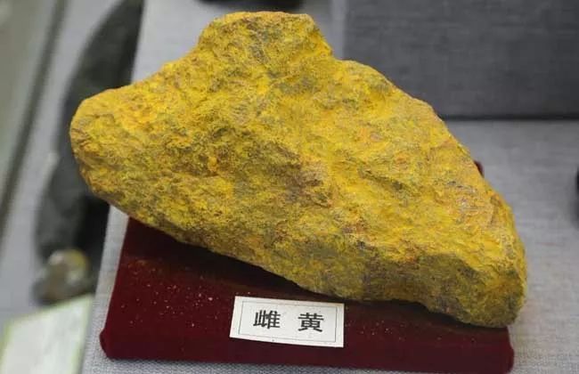 雌黄是层状硫化物矿物,又称为"鸡冠石",在低温热液矿产中常与雄黄伴生