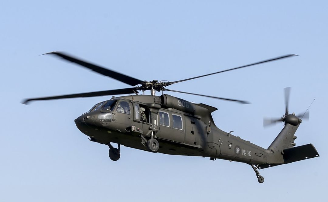 资料图:台湾陆军uh-60m黑鹰直升机目前,机上至少有4名台军将军失联