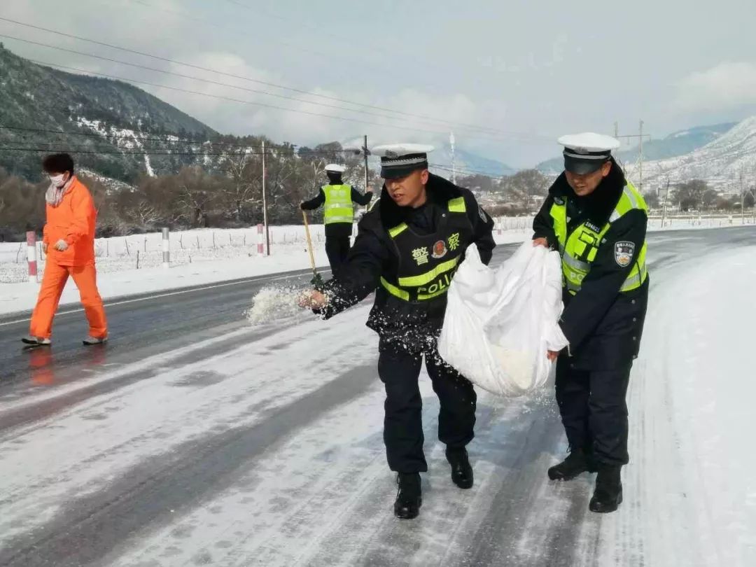 #甘肃公安交警#腊八节 | 围炉笑问粥可温，可知谁人为你立黄昏