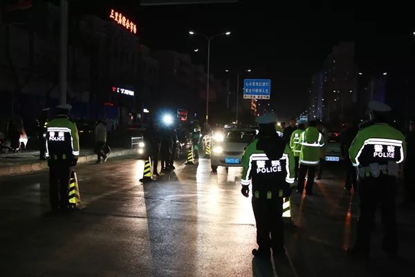 #甘肃公安交警#腊八节 | 围炉笑问粥可温，可知谁人为你立黄昏