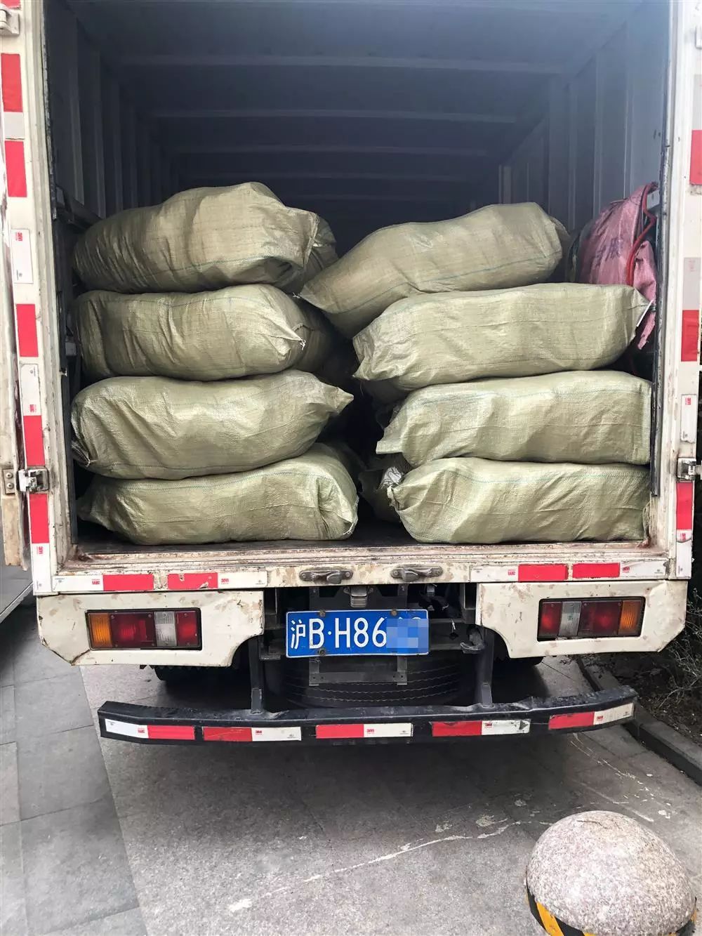 上观新闻■假海淘现形！8元买个运单号，上海发货竟秒变“韩国”！