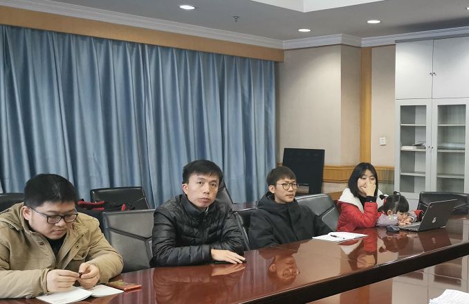 工人日报：泪目！新年第一天，她跟3岁的女儿一起加班......