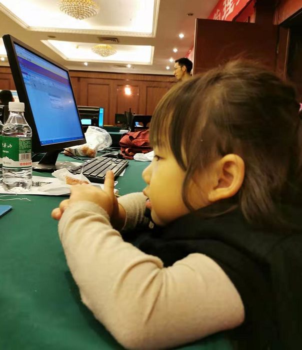 工人日报：泪目！新年第一天，她跟3岁的女儿一起加班......