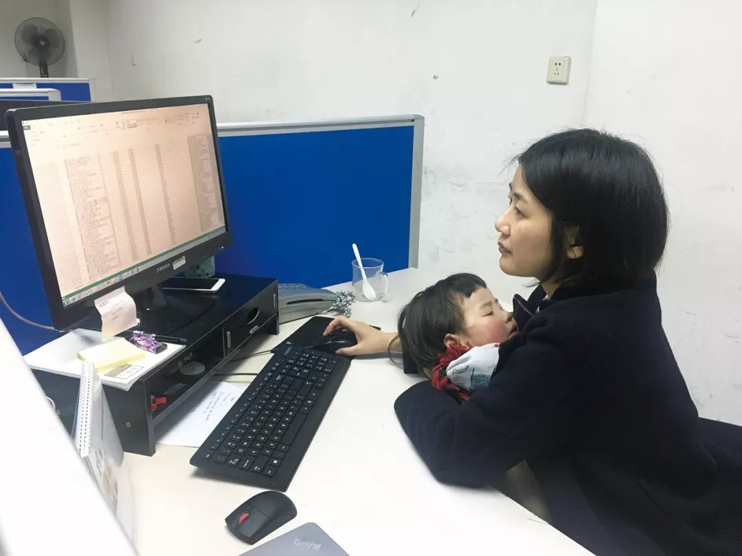工人日报：泪目！新年第一天，她跟3岁的女儿一起加班......