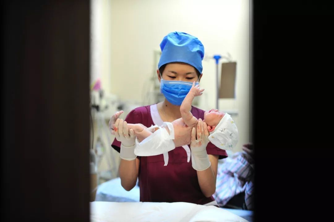 工人日报：泪目！新年第一天，她跟3岁的女儿一起加班......