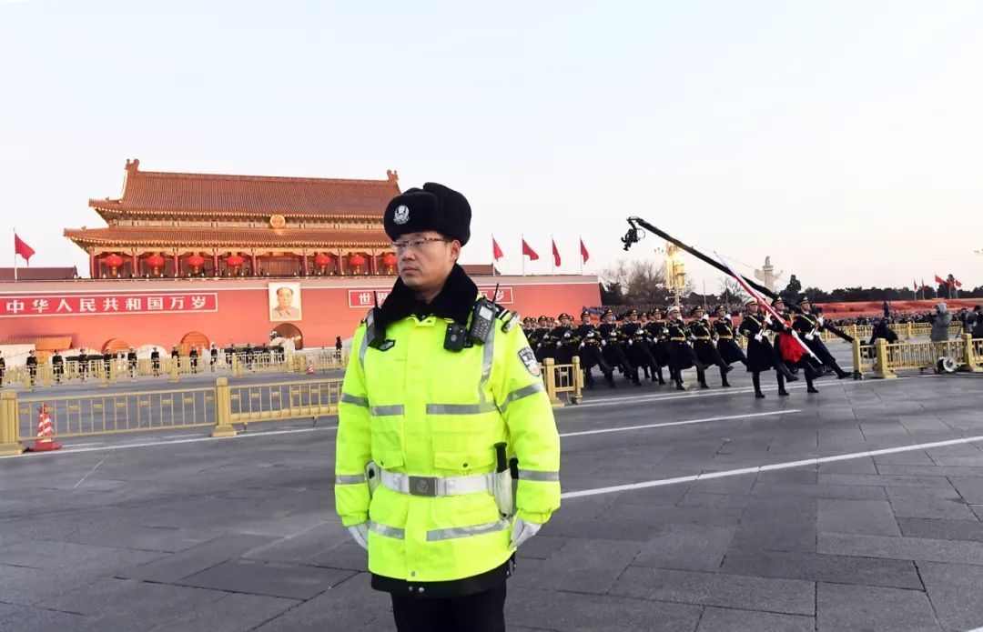 工人日报：泪目！新年第一天，她跟3岁的女儿一起加班......