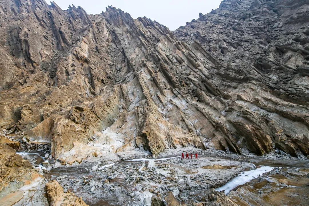 工人日报：泪目！新年第一天，她跟3岁的女儿一起加班......