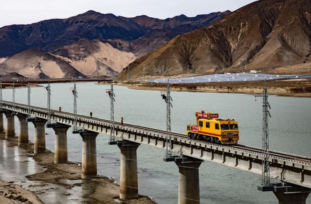 工人日报：泪目！新年第一天，她跟3岁的女儿一起加班......