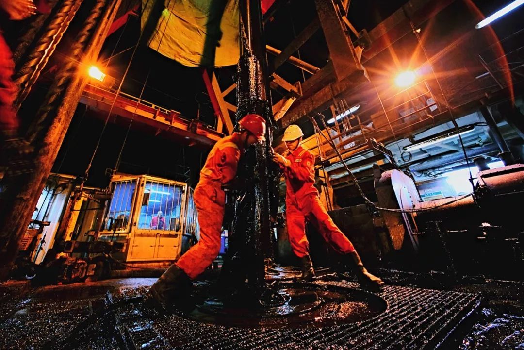 工人日报：泪目！新年第一天，她跟3岁的女儿一起加班......