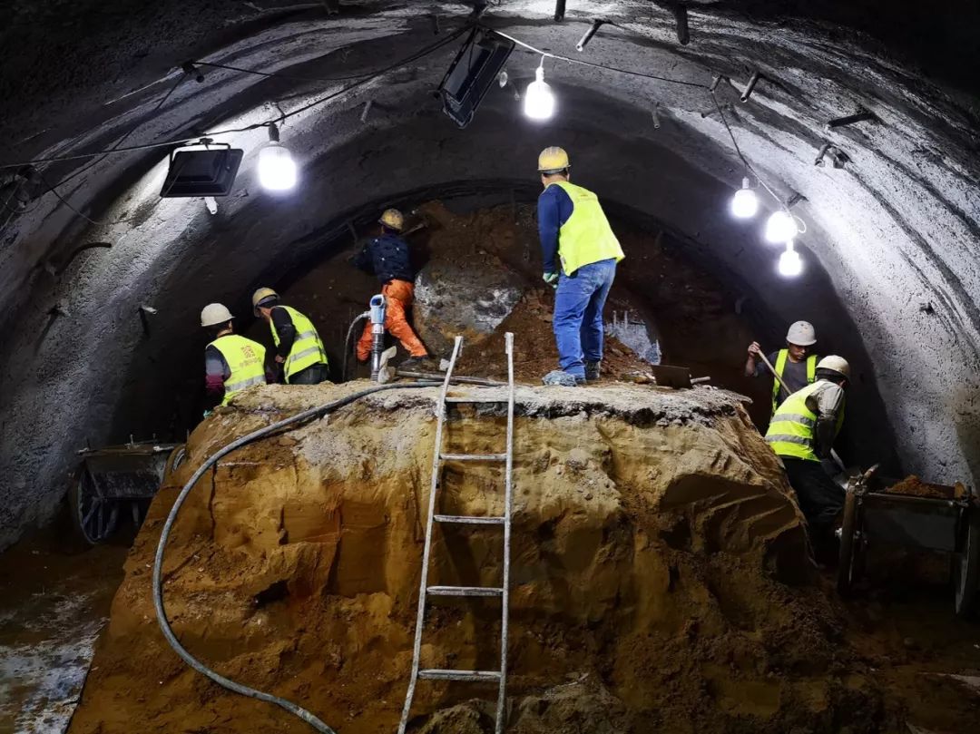 工人日报：泪目！新年第一天，她跟3岁的女儿一起加班......