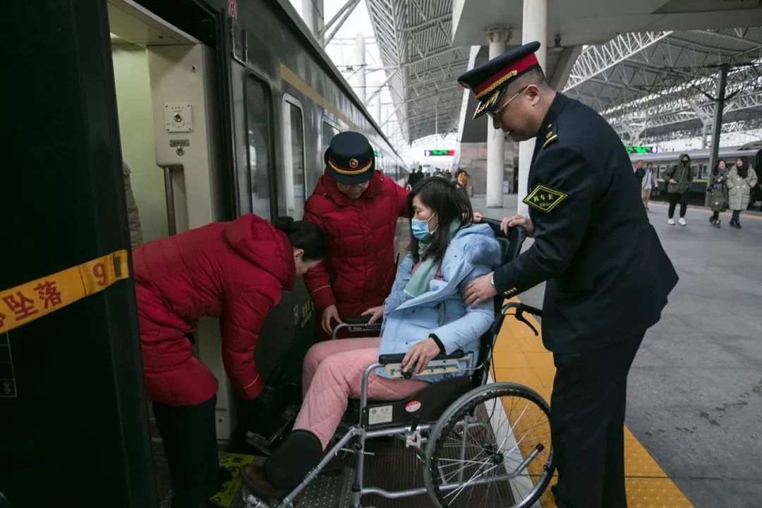 工人日报：泪目！新年第一天，她跟3岁的女儿一起加班......