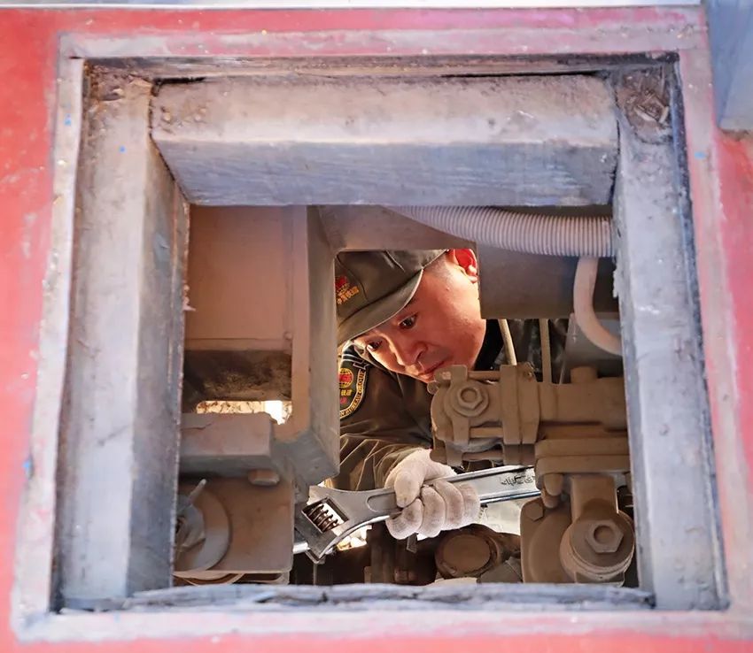 工人日报：泪目！新年第一天，她跟3岁的女儿一起加班......