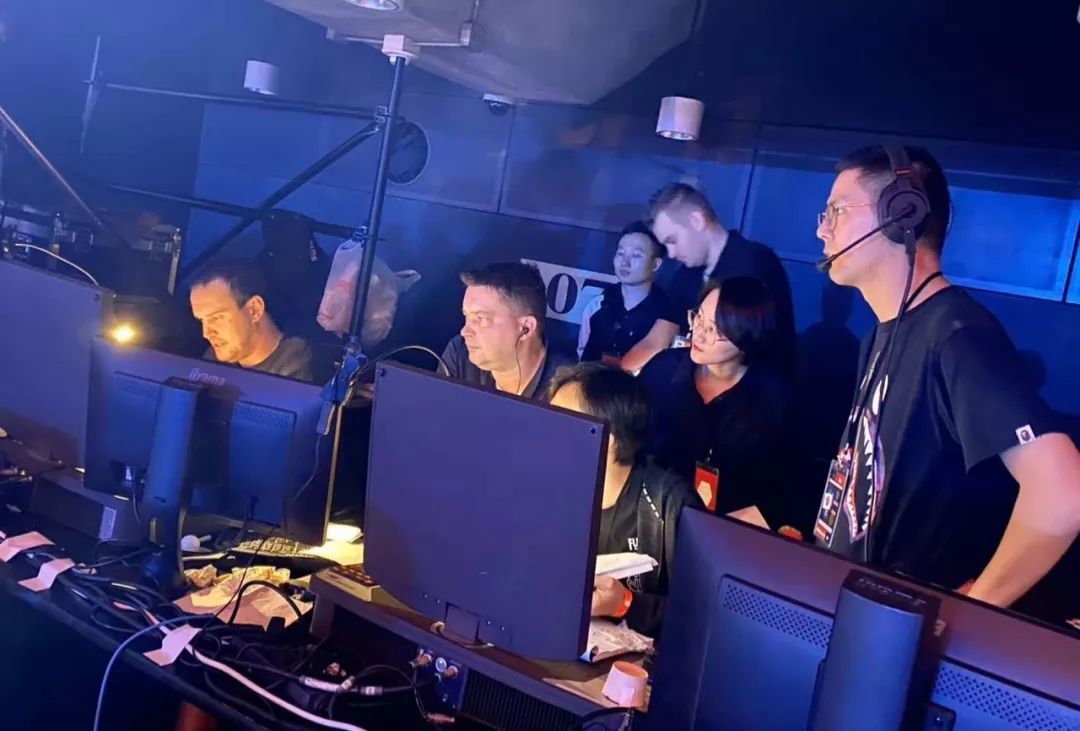 工人日报：泪目！新年第一天，她跟3岁的女儿一起加班......