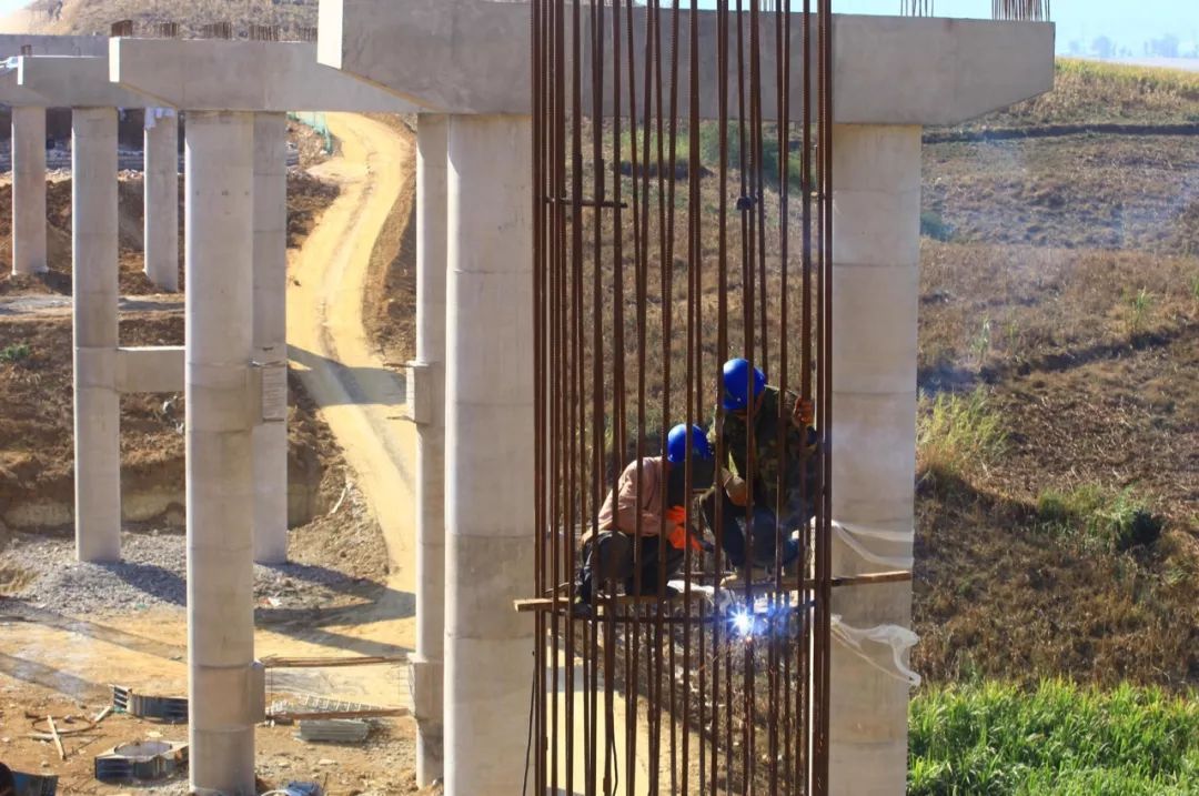 工人日报：泪目！新年第一天，她跟3岁的女儿一起加班......