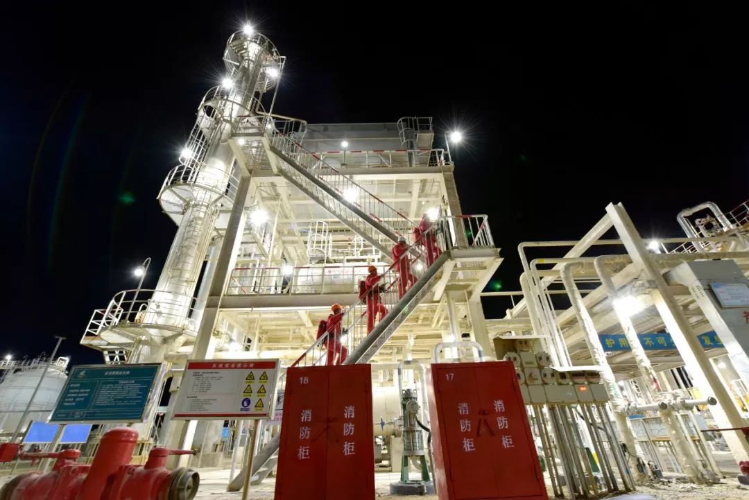 工人日报：泪目！新年第一天，她跟3岁的女儿一起加班......