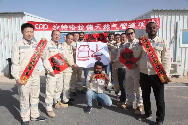 工人日报：泪目！新年第一天，她跟3岁的女儿一起加班......