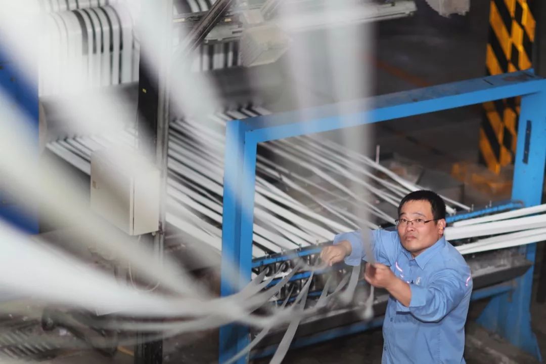 工人日报：泪目！新年第一天，她跟3岁的女儿一起加班......