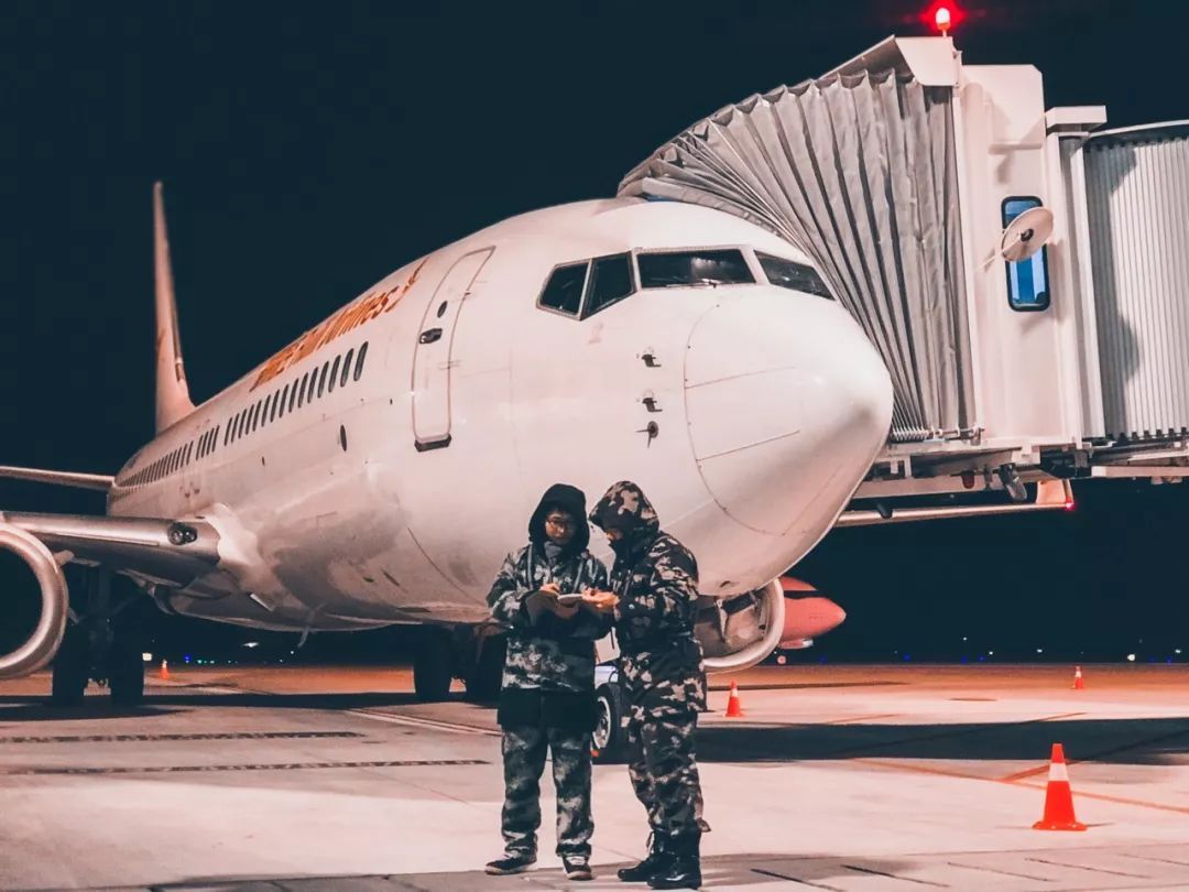 工人日报：泪目！新年第一天，她跟3岁的女儿一起加班......