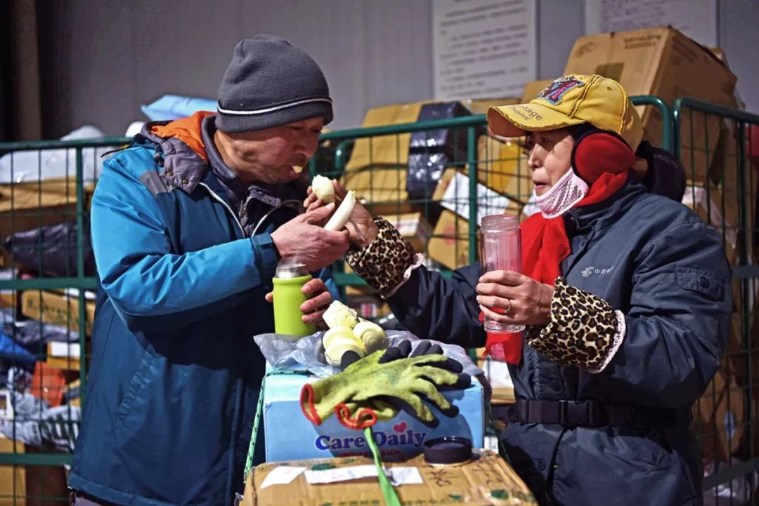 工人日报：泪目！新年第一天，她跟3岁的女儿一起加班......