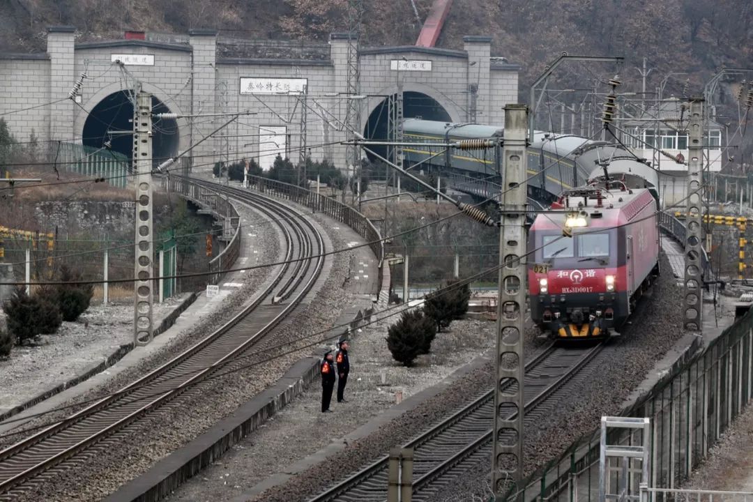 工人日报：泪目！新年第一天，她跟3岁的女儿一起加班......