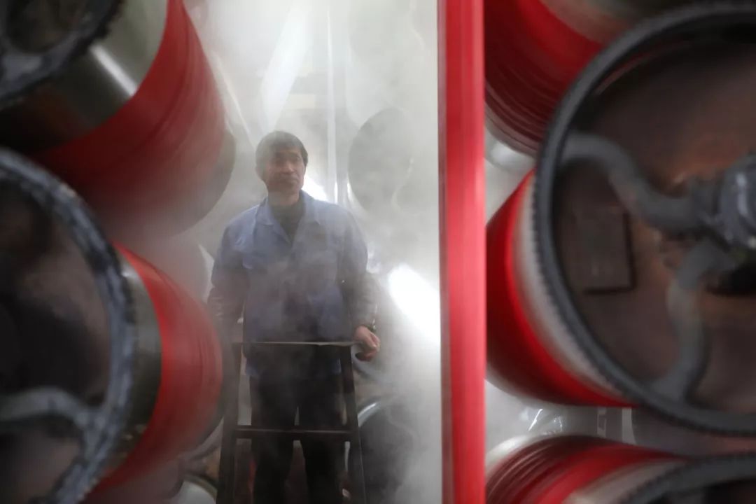 工人日报：泪目！新年第一天，她跟3岁的女儿一起加班......