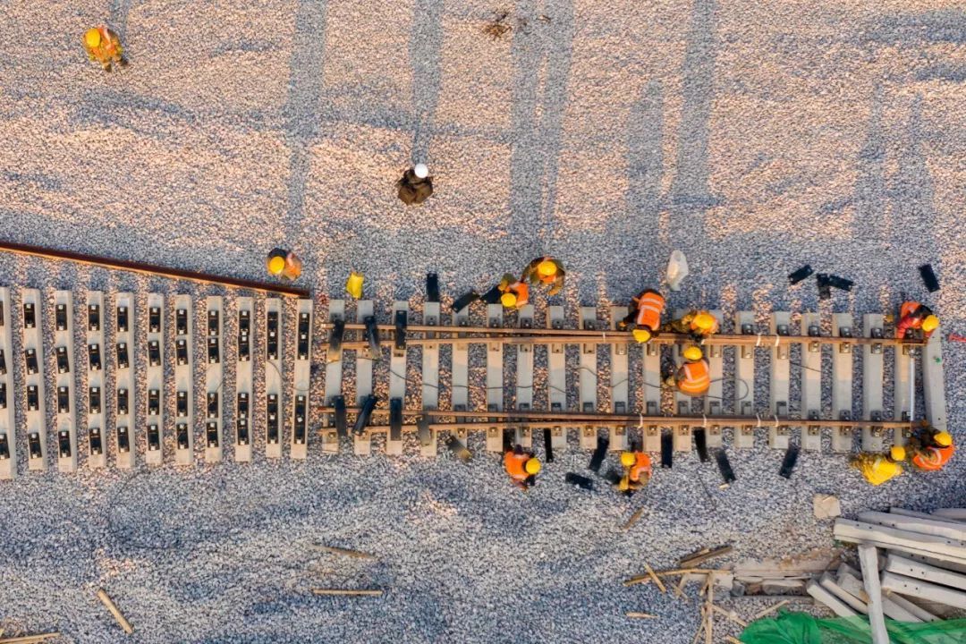 工人日报：泪目！新年第一天，她跟3岁的女儿一起加班......