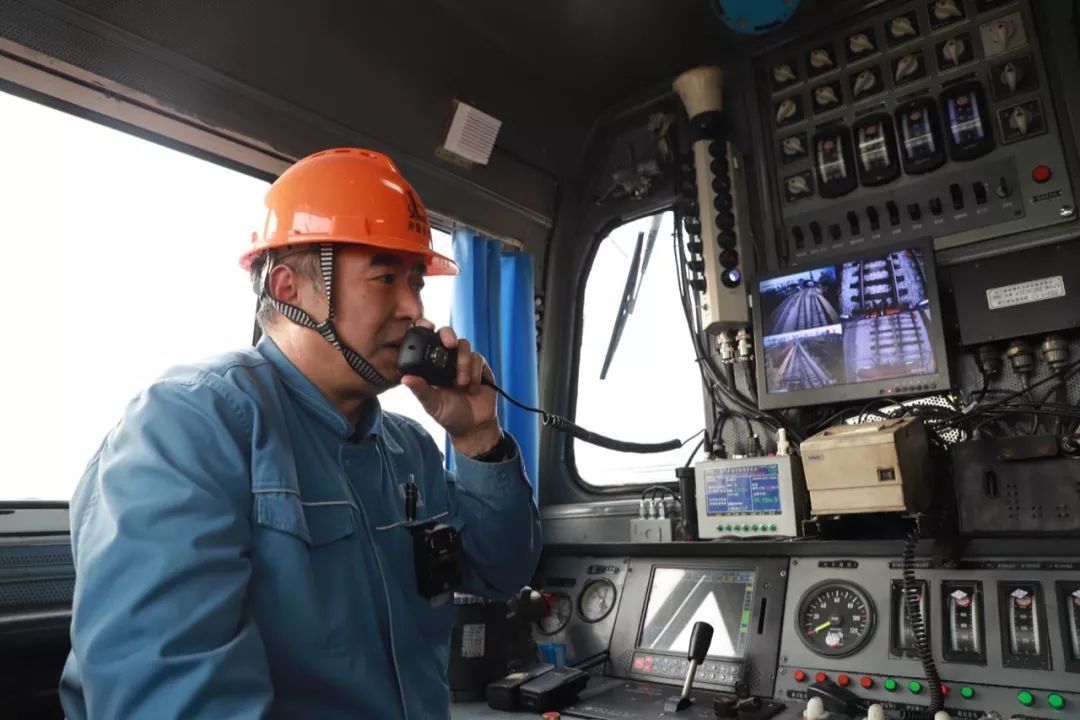 工人日报：泪目！新年第一天，她跟3岁的女儿一起加班......