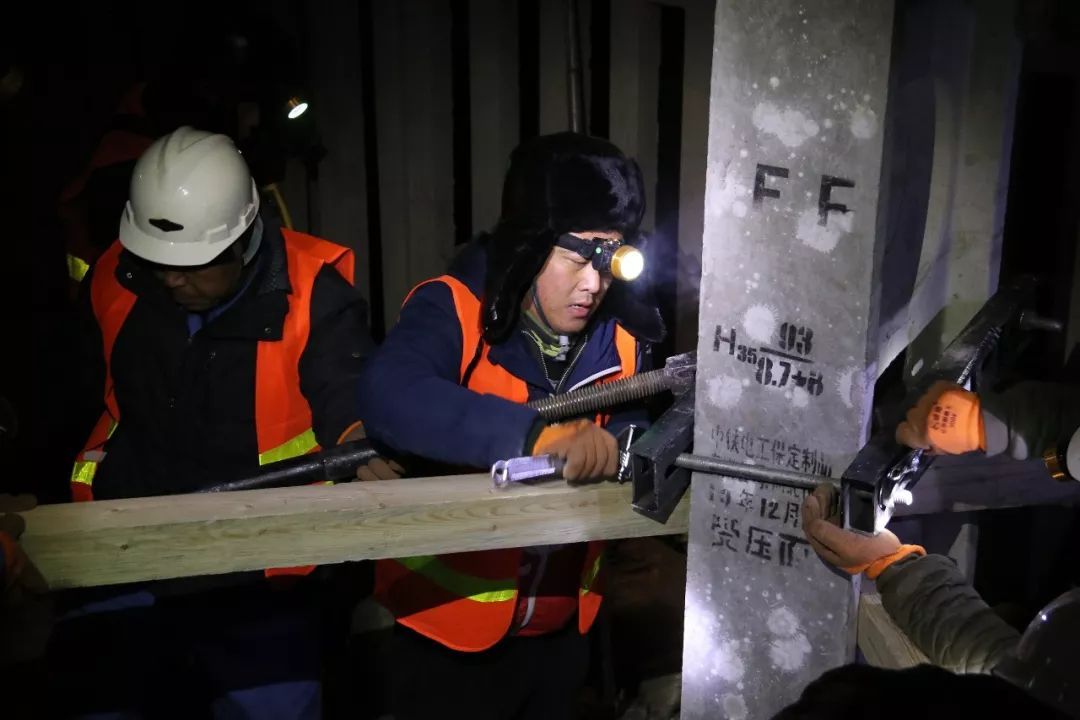 工人日报：泪目！新年第一天，她跟3岁的女儿一起加班......