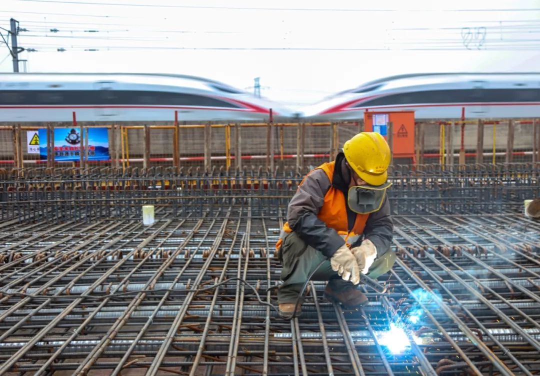 工人日报：泪目！新年第一天，她跟3岁的女儿一起加班......