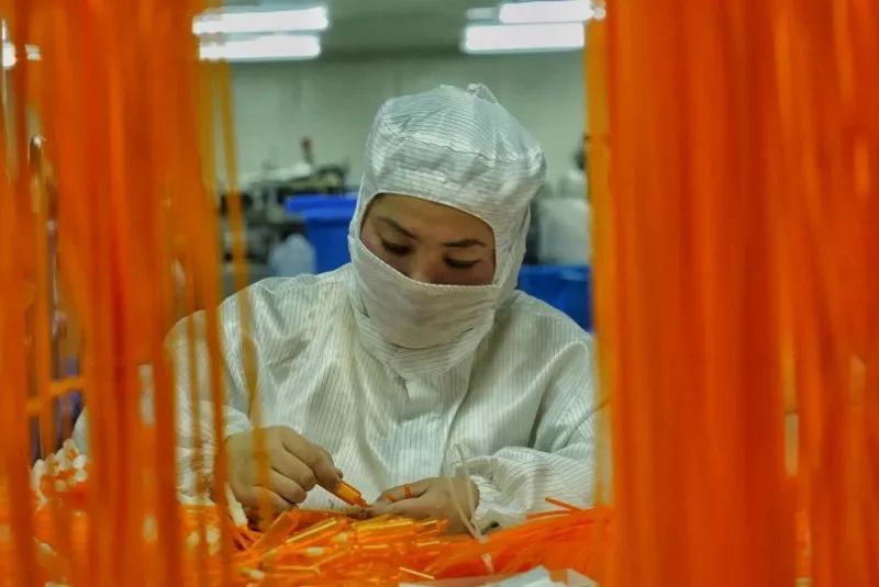 工人日报：泪目！新年第一天，她跟3岁的女儿一起加班......