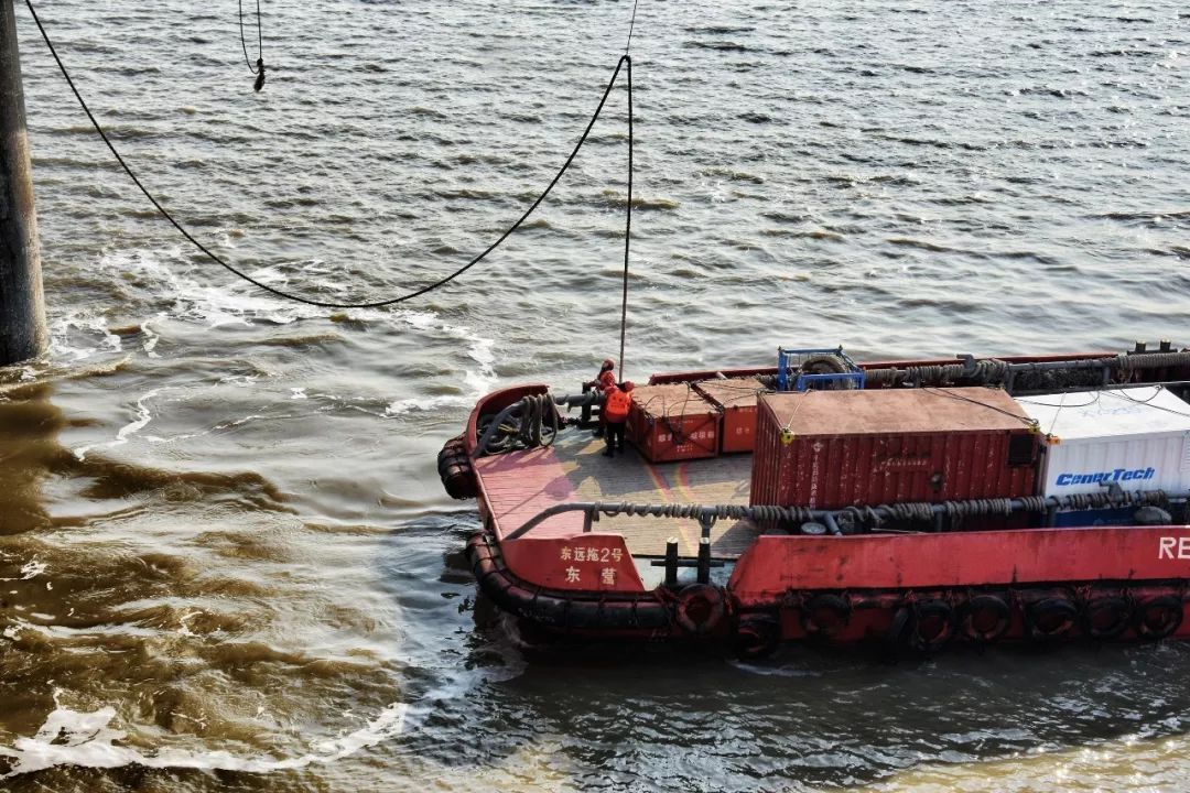 工人日报：泪目！新年第一天，她跟3岁的女儿一起加班......
