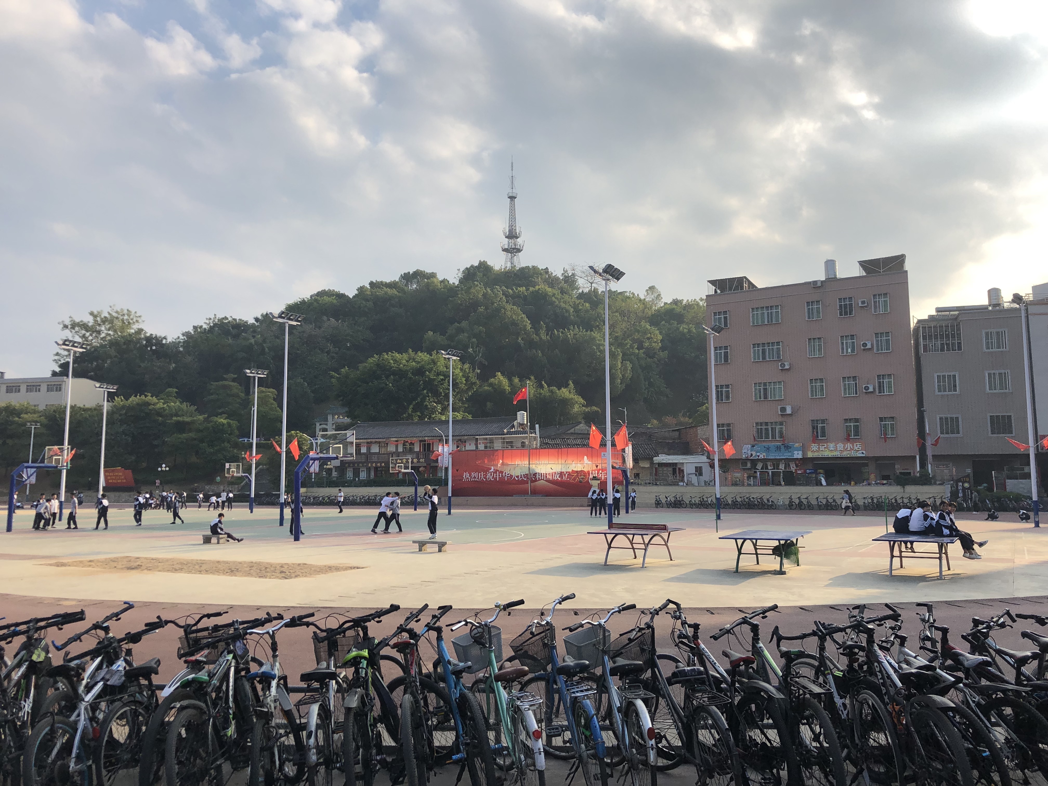 「澎湃新闻」回访｜寻找梅姨的7天与2年