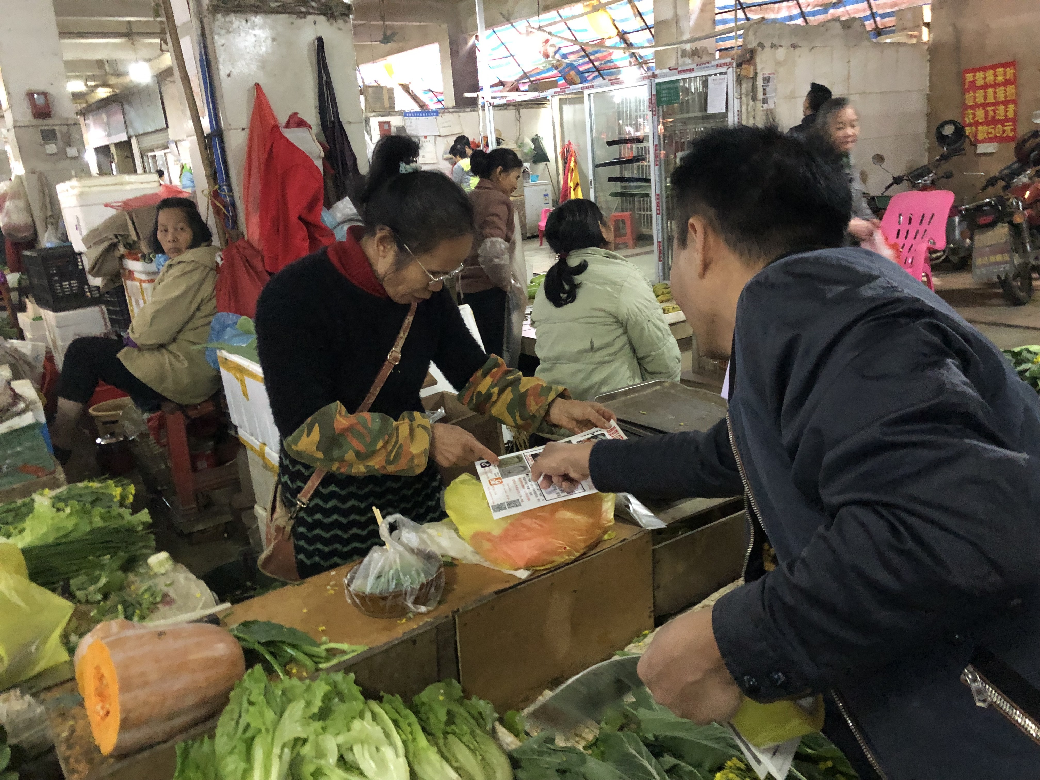 「澎湃新闻」回访｜寻找梅姨的7天与2年