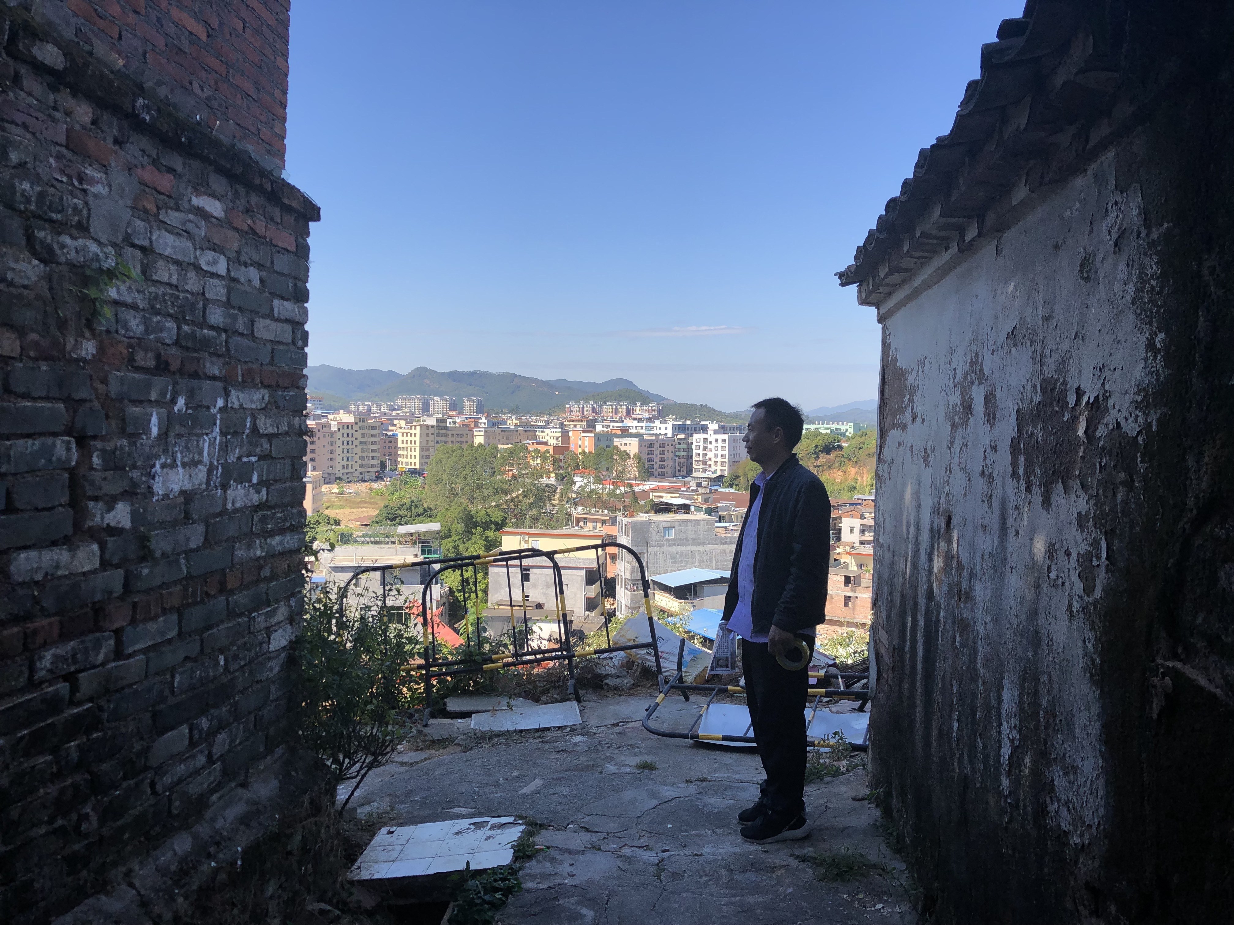 「澎湃新闻」回访｜寻找梅姨的7天与2年