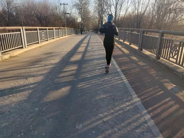 #北京日报客户端#奥森北园市民一边健身一边“吃土”