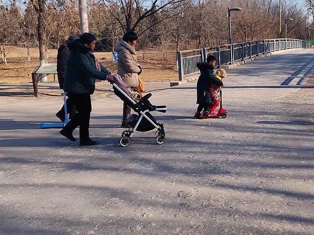 #北京日报客户端#奥森北园市民一边健身一边“吃土”