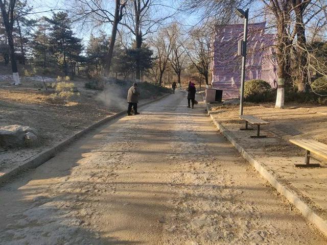 #北京日报客户端#奥森北园市民一边健身一边“吃土”