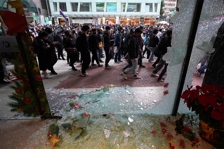 文汇报■港媒：暴力示威者“捉内鬼”再次捉到“自己人”，急呼“不要再捉鬼”