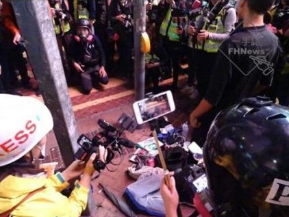 文汇报■港媒：暴力示威者“捉内鬼”再次捉到“自己人”，急呼“不要再捉鬼”