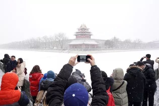 「中国气象局」又一轮大雪发货中，如何在人群中找出气象人？看他们看雪的方式