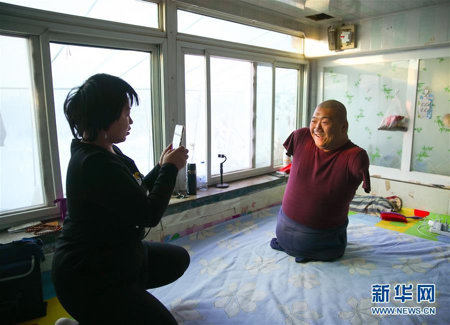 新华网■没有四肢，我也能扛起我的家