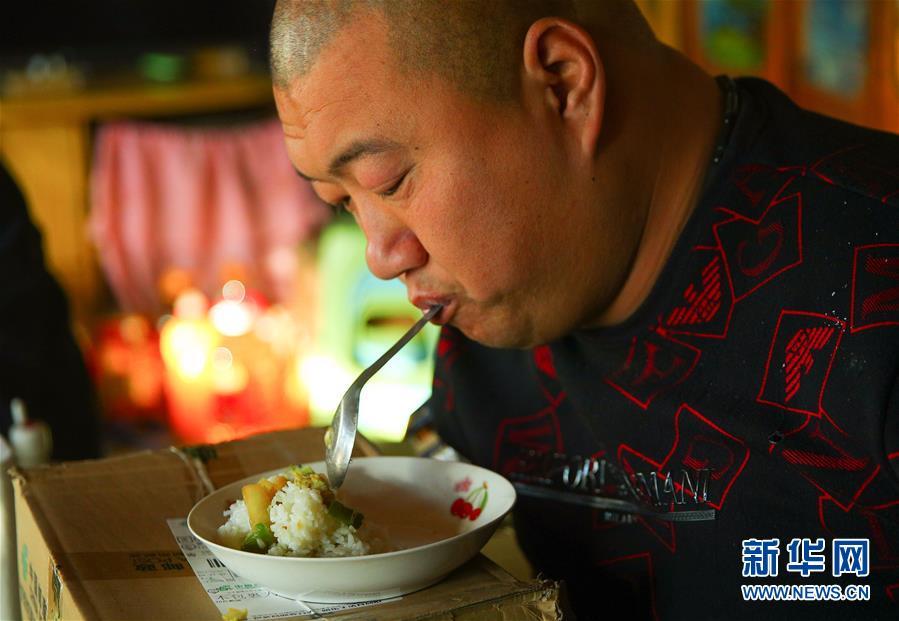 新华网■没有四肢，我也能扛起我的家