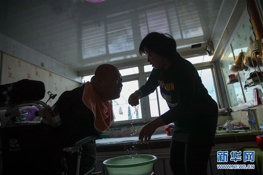 新华网■没有四肢，我也能扛起我的家