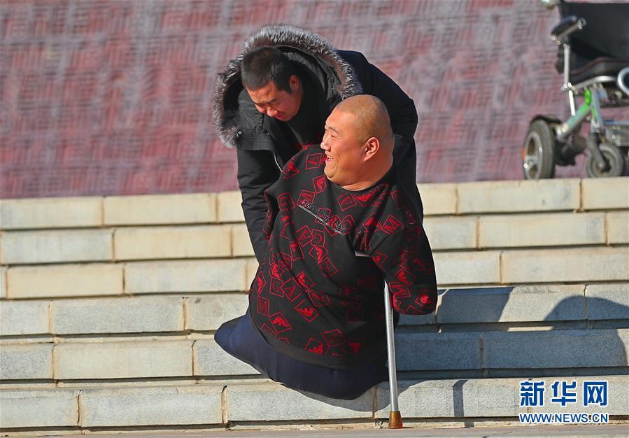 新华网■没有四肢，我也能扛起我的家