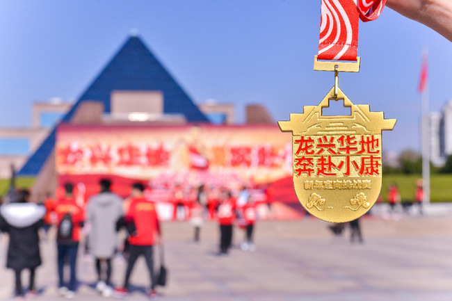 央视网：在奔跑中迎接新年，第一届红色筑梦新年定向挑战赛举行