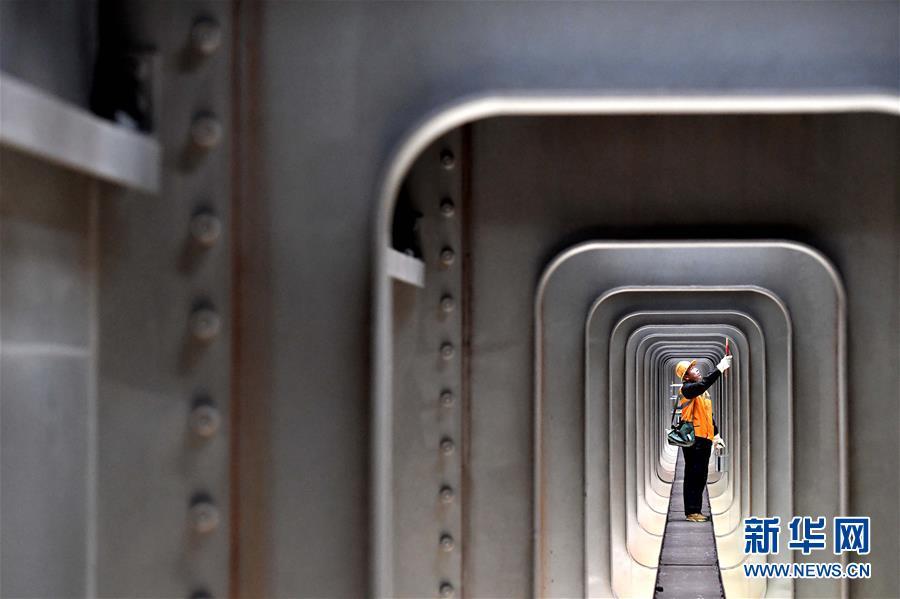 【新华网】严寒中守护煤运通道的“钢丝哥”