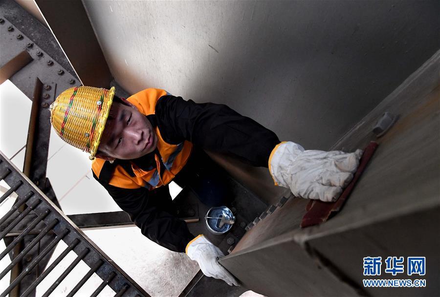 【新华网】严寒中守护煤运通道的“钢丝哥”
