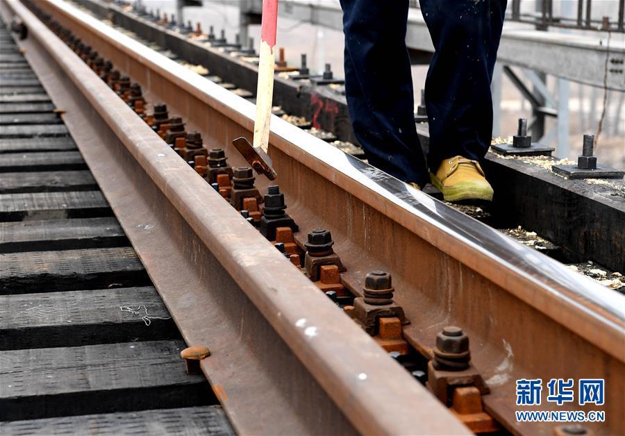 【新华网】严寒中守护煤运通道的“钢丝哥”
