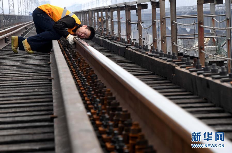 【新华网】严寒中守护煤运通道的“钢丝哥”